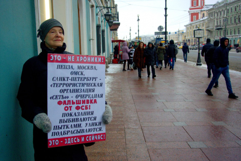 &quot;Крым – это Украина&quot;: в России прошли одиночные пикеты в поддержку крымских татар (фото)