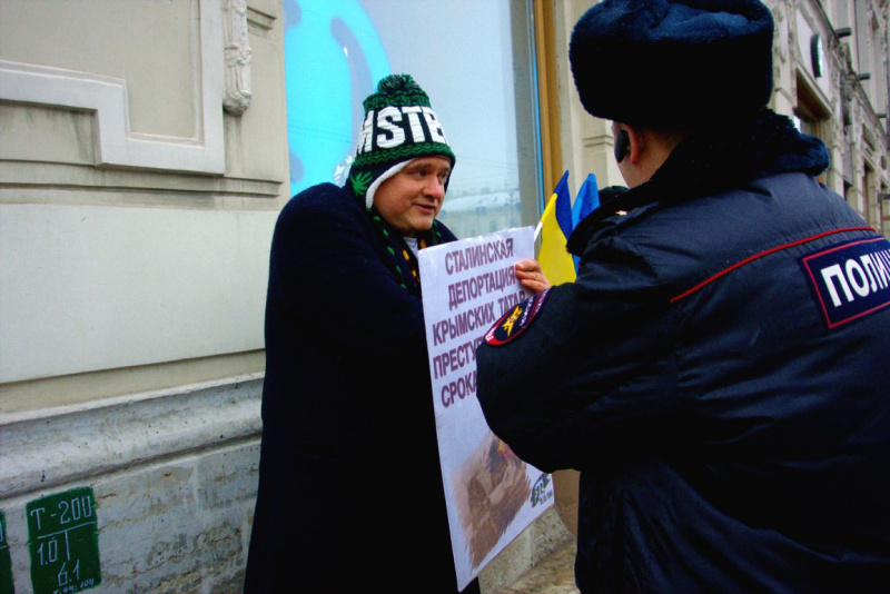 &quot;Крым – это Украина&quot;: в России прошли одиночные пикеты в поддержку крымских татар (фото)