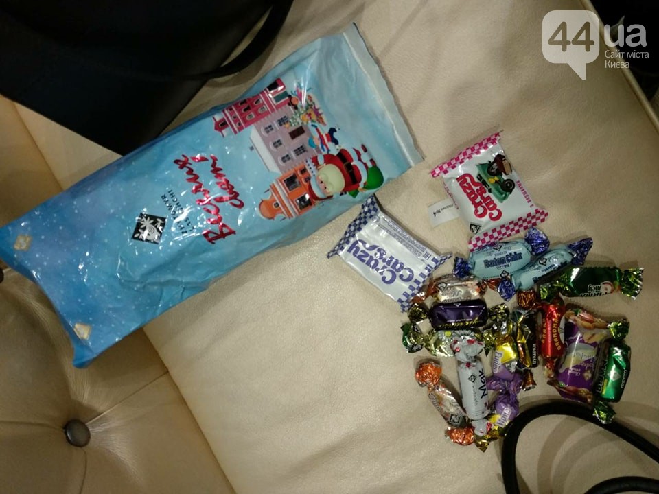 Конфуз в детсаду: в Киеве на Масленицу детям раздали новогодние подарки