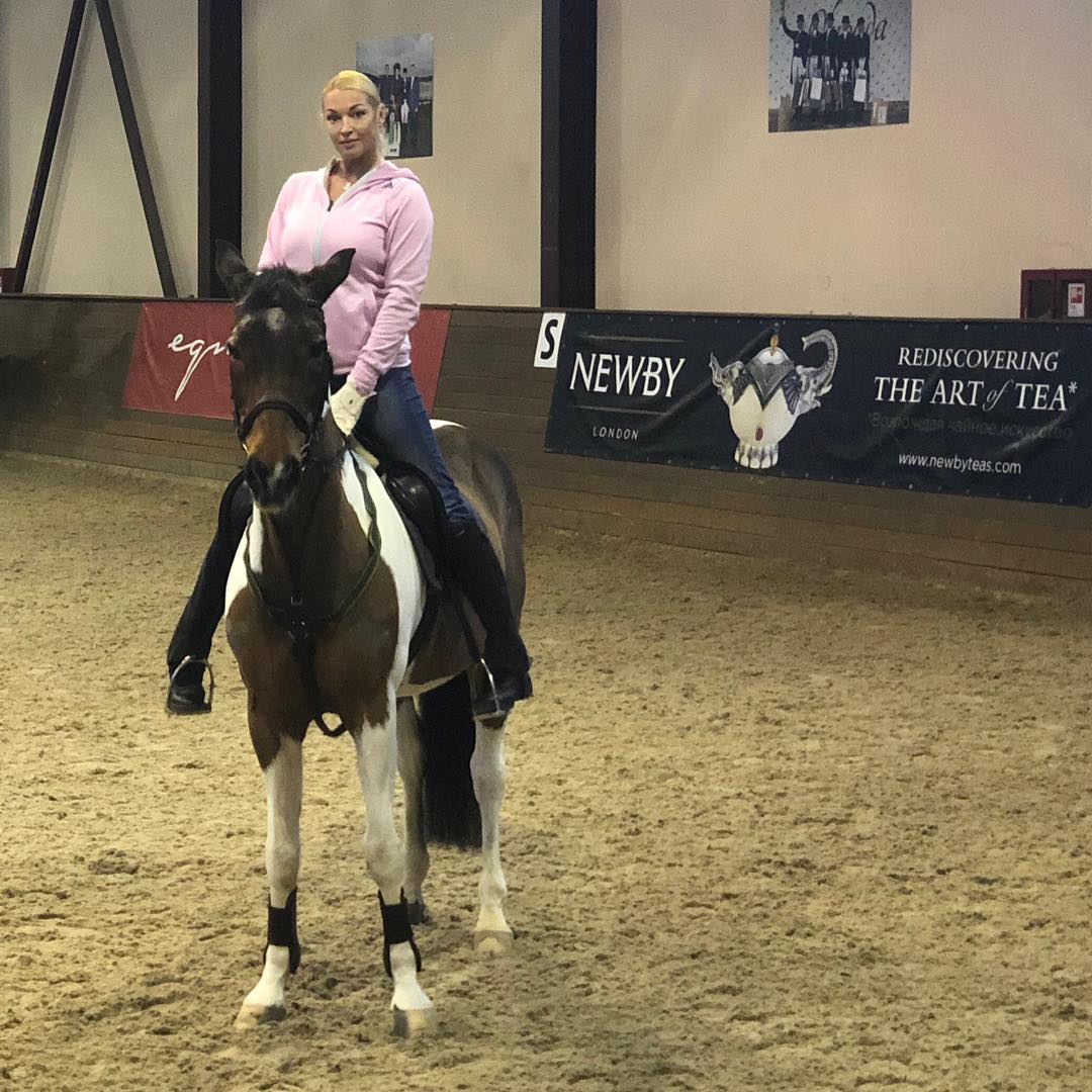 &quot;Лошадь на лошади&quot;: соцсети всколыхнуло фото развлечений Волочковой