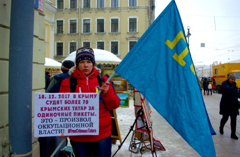 &quot;Крым – это Украина&quot;: в России прошли одиночные пикеты в поддержку крымских татар (фото)