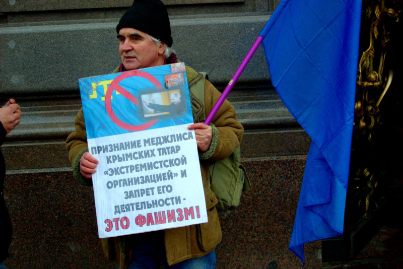&quot;Крым – это Украина&quot;: в России прошли одиночные пикеты в поддержку крымских татар (фото)
