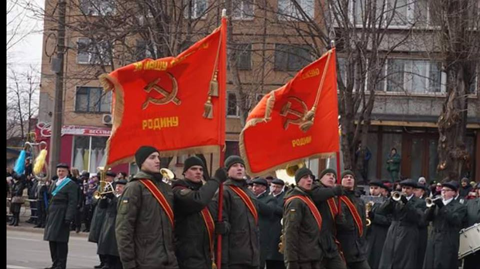 &quot;Діди воювали&quot;: у Кривому Розі нацгвардійці пройшлися вулицями із прапорами СРСР