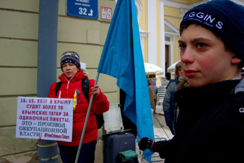 &quot;Крым – это Украина&quot;: в России прошли одиночные пикеты в поддержку крымских татар (фото)