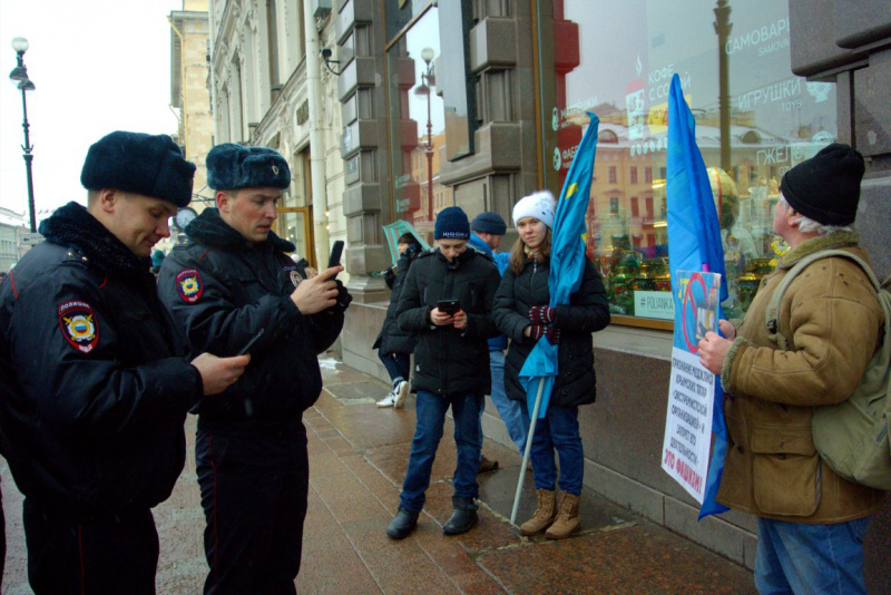 &quot;Крым – это Украина&quot;: в России прошли одиночные пикеты в поддержку крымских татар (фото)