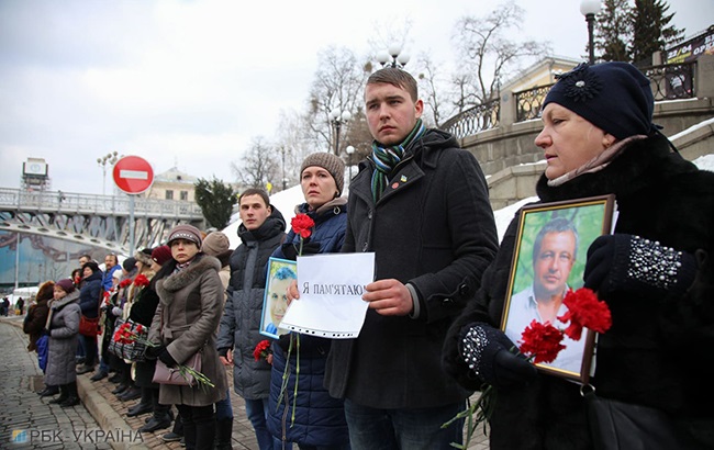 &quot;Я пам’ятаю&quot;: у центрі Києва влаштували &quot;живий ланцюг&quot; на честь загиблих на Майдані (фоторепортаж)