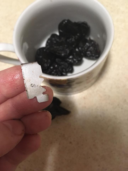 "Чудом не съела": под Киевом продают чернослив с лезвием внутри (фото)