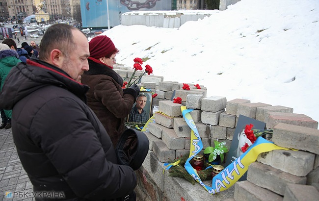 &quot;Я пам’ятаю&quot;: у центрі Києва влаштували &quot;живий ланцюг&quot; на честь загиблих на Майдані (фоторепортаж)