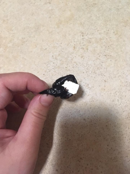 "Чудом не съела": под Киевом продают чернослив с лезвием внутри (фото)