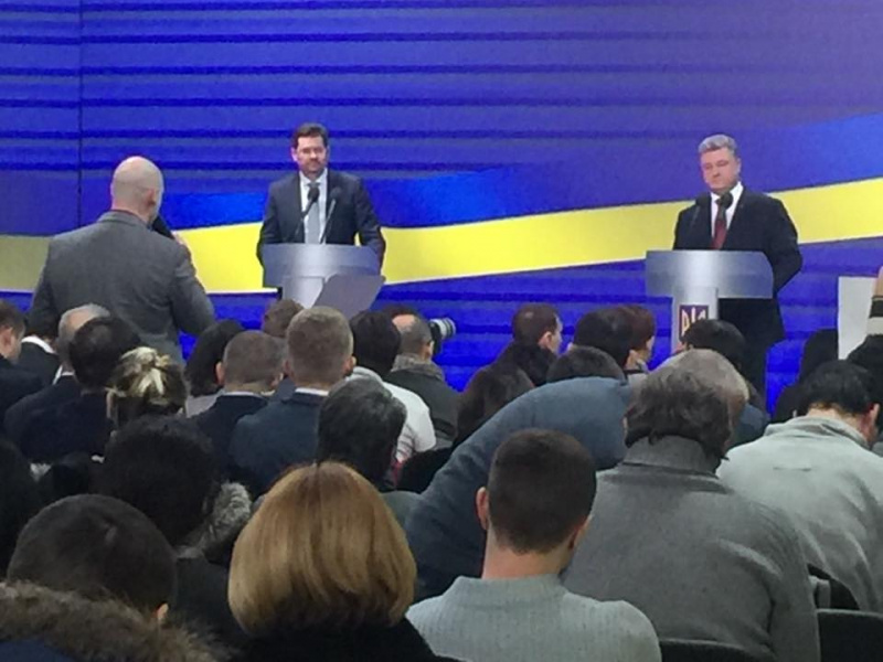 "Спецагенты в каждом ряду": охрана Порошенко на пресс-конференции "замаскировалась" под журналистов (фото)