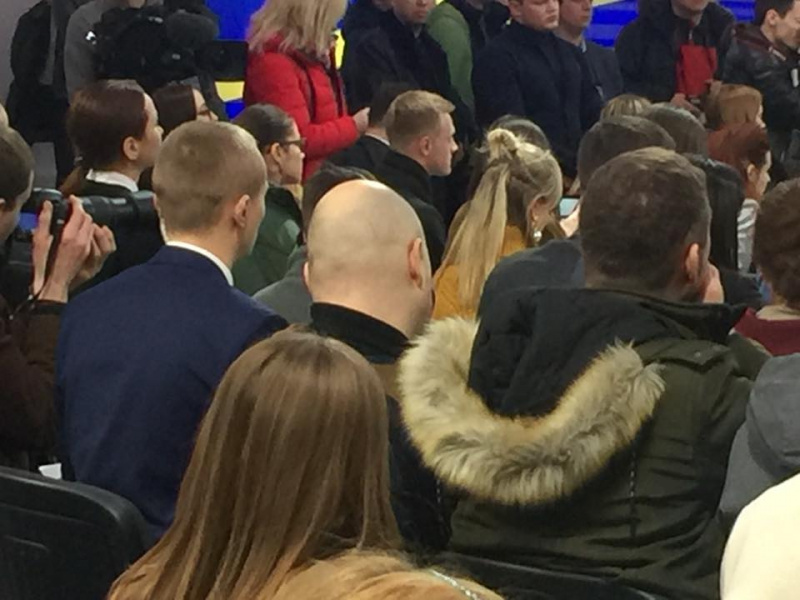 "Спецагенты в каждом ряду": охрана Порошенко на пресс-конференции "замаскировалась" под журналистов (фото)