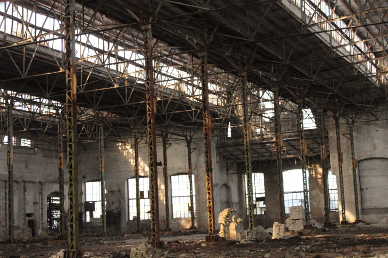 "Разобрали на кирпичи": в день рождения Малевича показали разруху завода, где работал отец знаменитого художника