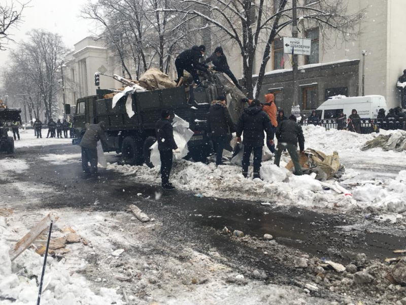 "Свалка": журналист показал, во что превратили площадь возле Верховной Рады
