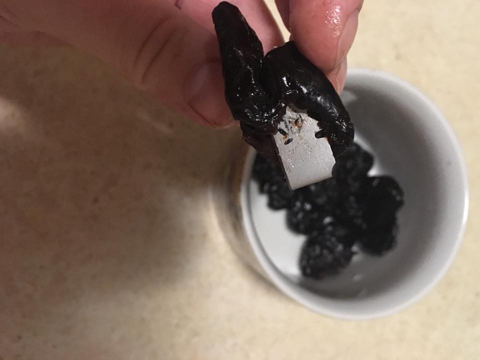 "Чудом не съела": под Киевом продают чернослив с лезвием внутри (фото)