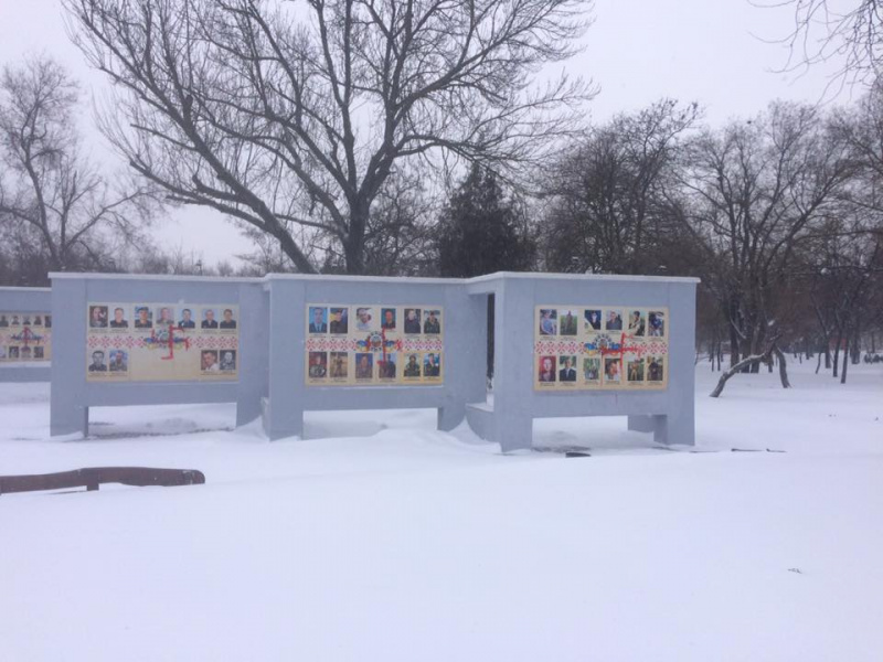 В Херсоне изуродовали мемориал Героям Небесной сотни (фото)