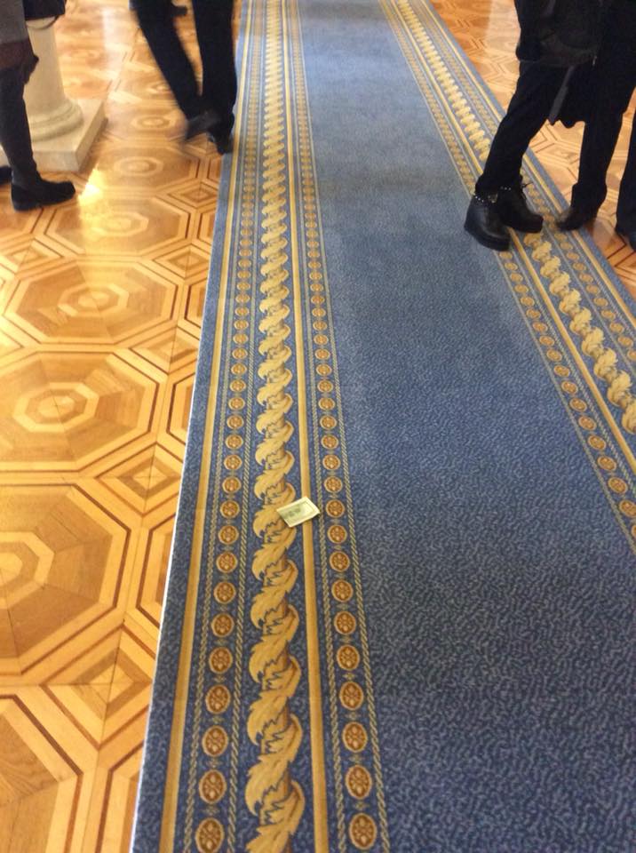 "Изощренные взятки": в Раде депутат "обронил" 100 долларов, никто не поднимал (фото)