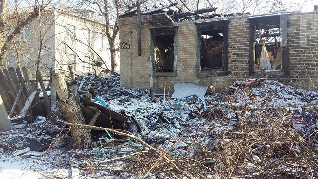 Так удобнее: в Запорожье возле детской поликлиники организовали свалку