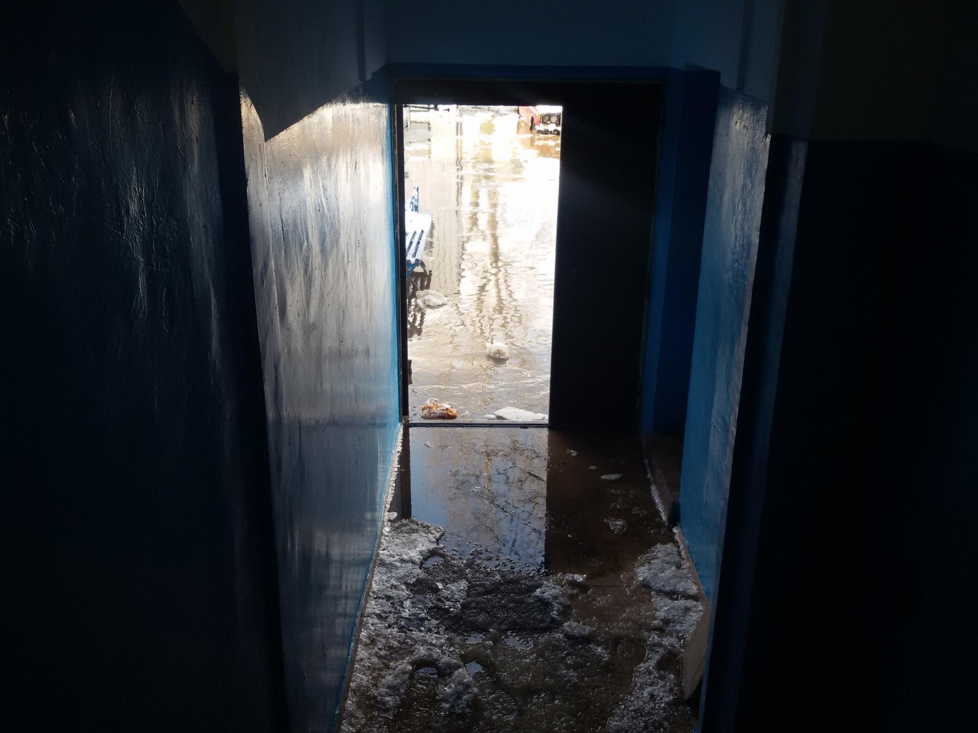 "Возвращаться надо с лодкой": в Киеве снова прорвало трубу (видео)