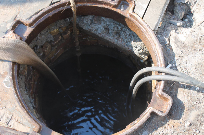 "Возвращаться надо с лодкой": в Киеве снова прорвало трубу (видео)