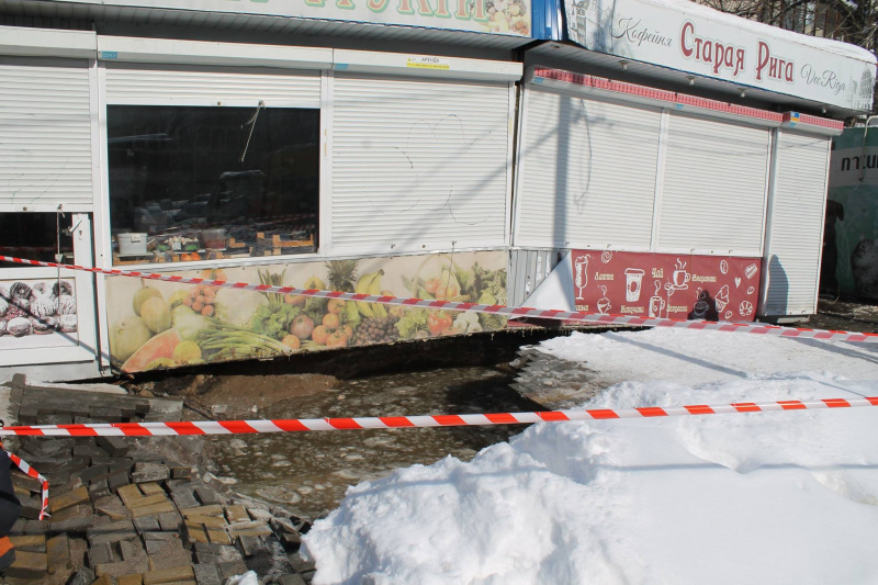 "Возвращаться надо с лодкой": в Киеве снова прорвало трубу (видео)