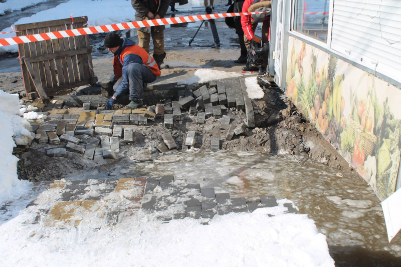 "Возвращаться надо с лодкой": в Киеве снова прорвало трубу (видео)