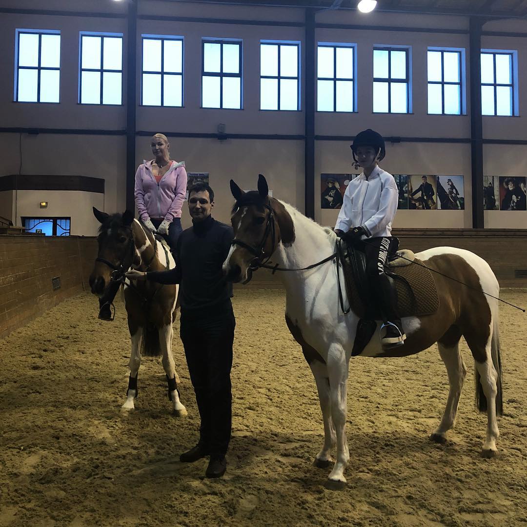 &quot;Лошадь на лошади&quot;: соцсети всколыхнуло фото развлечений Волочковой