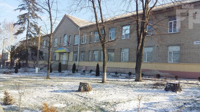 Так удобнее: в Запорожье возле детской поликлиники организовали свалку