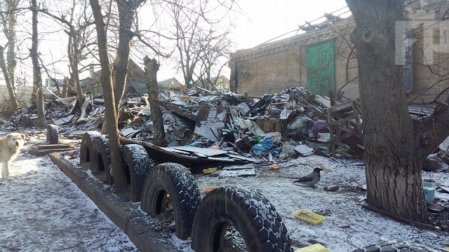 Так удобнее: в Запорожье возле детской поликлиники организовали свалку