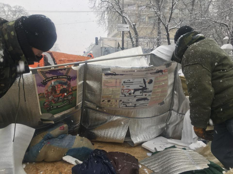 "Свалка": журналист показал, во что превратили площадь возле Верховной Рады