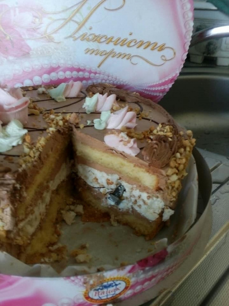 "Хоть зубы целы": под Тернополем девушке продали десерт с болтом (фото)