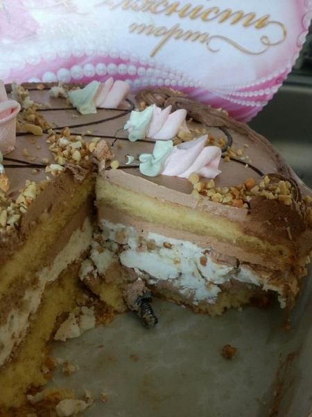 "Хоть зубы целы": под Тернополем девушке продали десерт с болтом (фото)