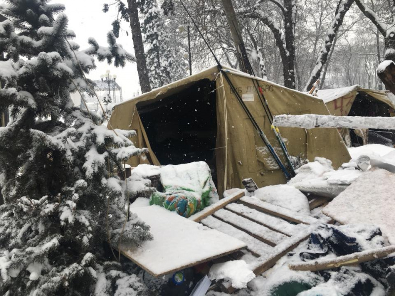 "Свалка": журналист показал, во что превратили площадь возле Верховной Рады