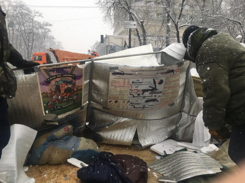 "Свалка": журналист показал, во что превратили площадь возле Верховной Рады