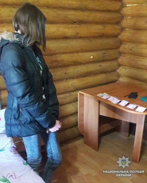 За ₴1,5 тисячі: на Закарпатті 19-річна дівчина з подругою продавали себе на сайті знайомств