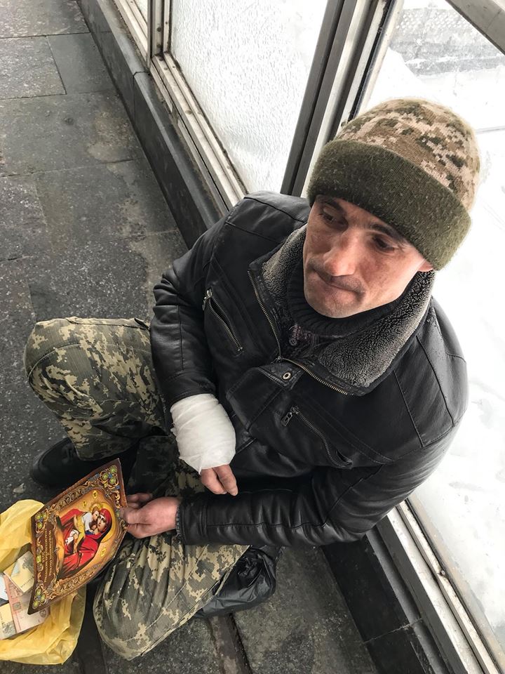 Попрошайничает: в Киеве заметили мошенника, который выдает себя за АТОшника (фото)