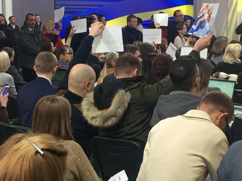 "Спецагенты в каждом ряду": охрана Порошенко на пресс-конференции "замаскировалась" под журналистов (фото)