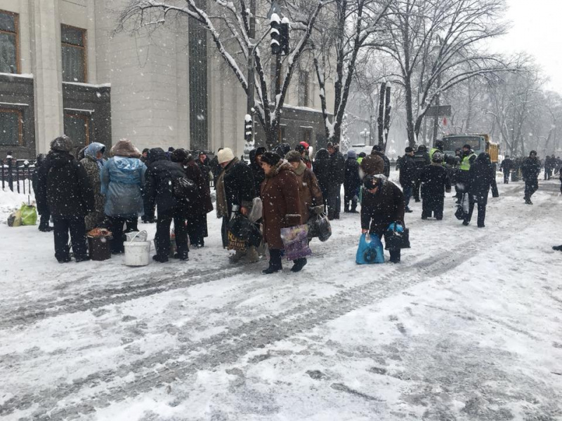 "Свалка": журналист показал, во что превратили площадь возле Верховной Рады