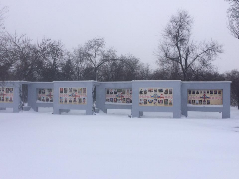 В Херсоне изуродовали мемориал Героям Небесной сотни (фото)