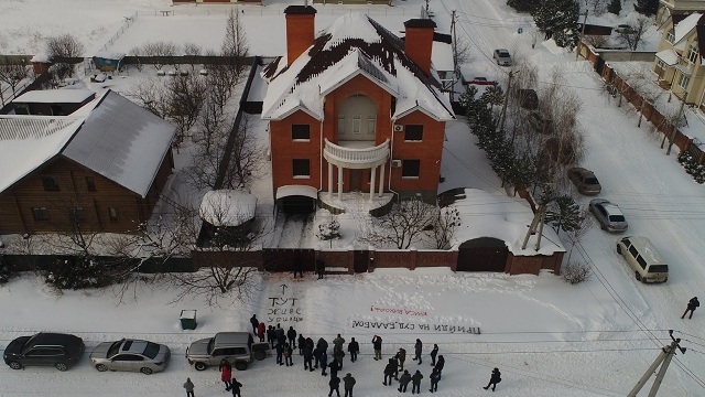 "Убийца майдановцев": активисты приехали под дом к Крысину, чтобы заставить его являться в суд