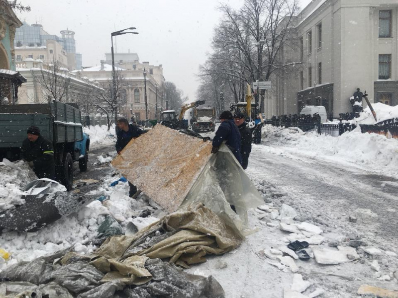 "Свалка": журналист показал, во что превратили площадь возле Верховной Рады