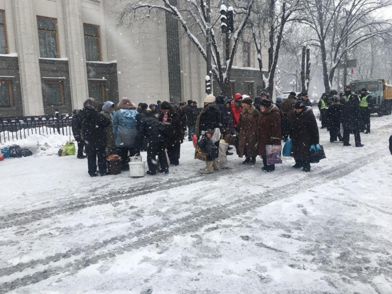 "Свалка": журналист показал, во что превратили площадь возле Верховной Рады