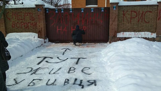 "Убийца майдановцев": активисты приехали под дом к Крысину, чтобы заставить его являться в суд