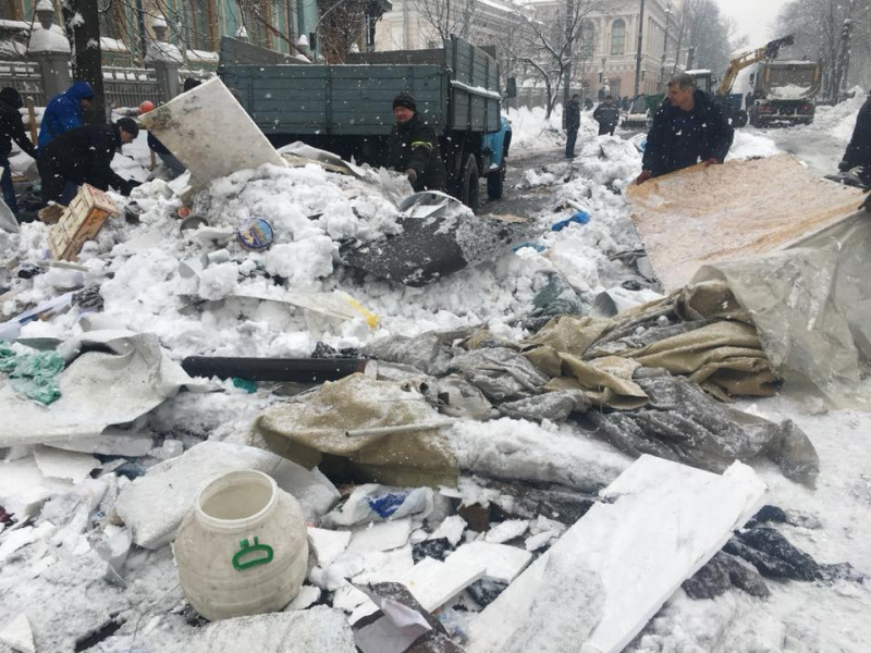 "Свалка": журналист показал, во что превратили площадь возле Верховной Рады