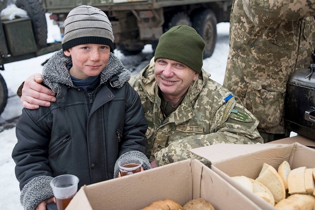 Справжні народні гуляння: бійці ЗСУ влаштували свято Масляної у прифронтовому місті