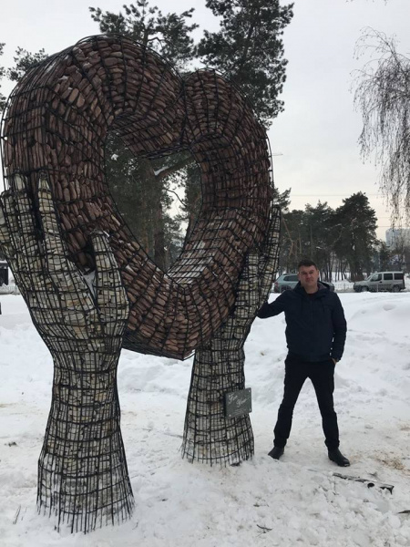 Київ прикрасили величезним кам'яним серцем (фото)