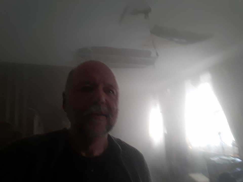 "Залило окропом": у квартирі українського письменника впала стеля