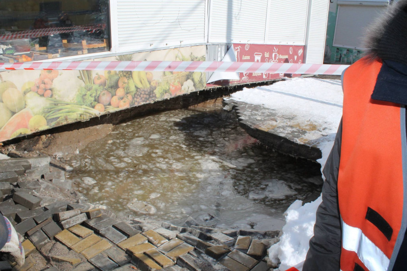 &quot;Возвращаться надо с лодкой&quot;: в Киеве снова прорвало трубу (видео)