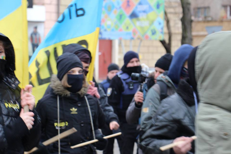 8 березня: в Маріуполі учасники маршу за права жінок бояться нападів радикалів (фото, відео)