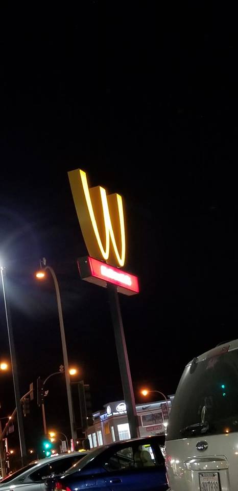 На честь 8 березня: McDonald's вперше в історії змінив логотип (фото, відео)