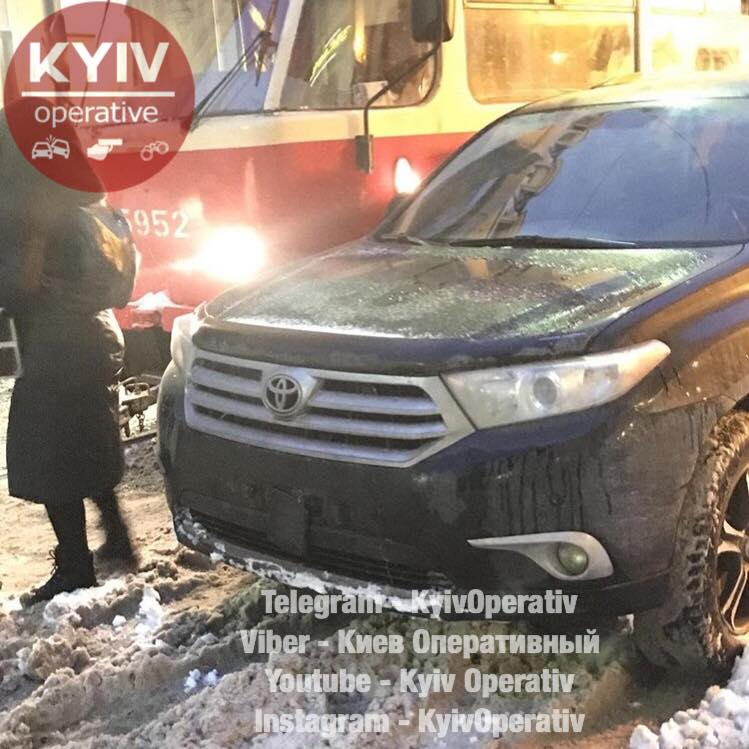 "Він більше не буде, напевно": у Києві люди покарали "героя паркування" на Подолі